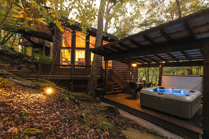 Seclusion Cabin Treehouse with Hot Tub